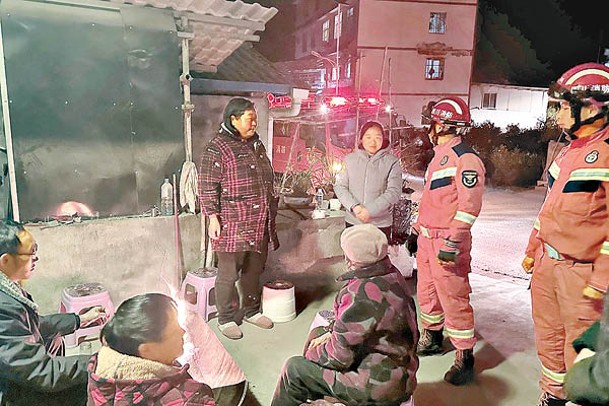 四川省瀘定縣救援人員詢問地震災民情況。