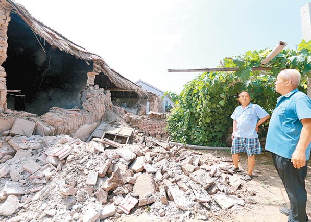 山東省平原縣一處無人居住的房屋在地震中倒塌。（中新社圖片）