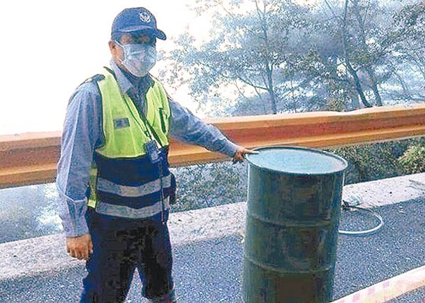 死者屍首被塞進鐵桶棄屍山頭。