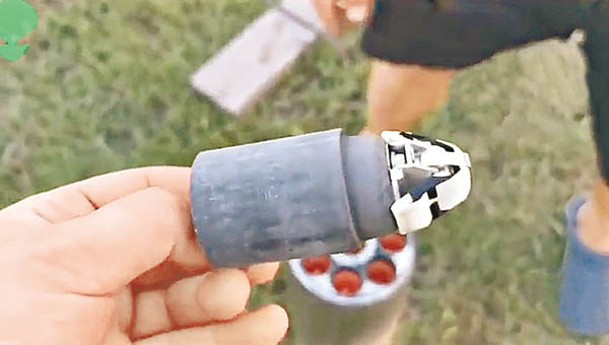 烏軍取出集束彈中的子炸彈，安裝在無人機上。