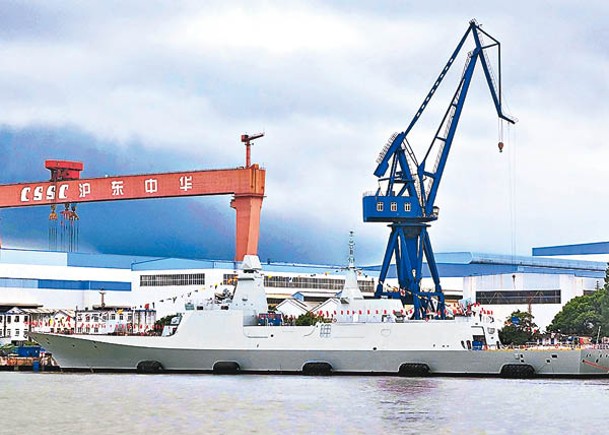 解放軍首艘054B型新一代護衞艦在滬東中華船廠下水。