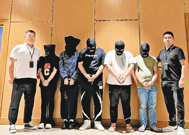 電信詐騙犯罪嫌疑人在仰光國際機場由緬甸警方移交給中國警方工作組。