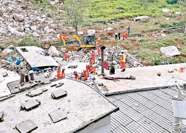 山石滾落造成多間民房受損。