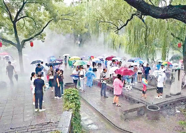 山東省淄博市聊齋園迎來雨天。