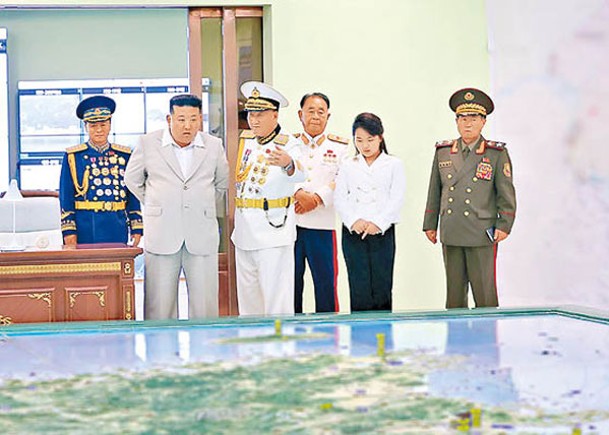 北韓海軍節前  金正恩攜女兒巡視司令部