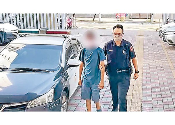 警員把黃男（左）逮捕到案。