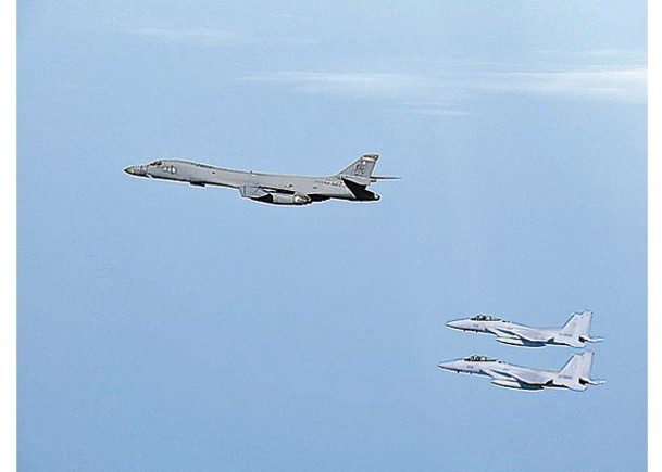 美國B1B超音速轟炸機（左上）與日本F15戰機（右下）演習。