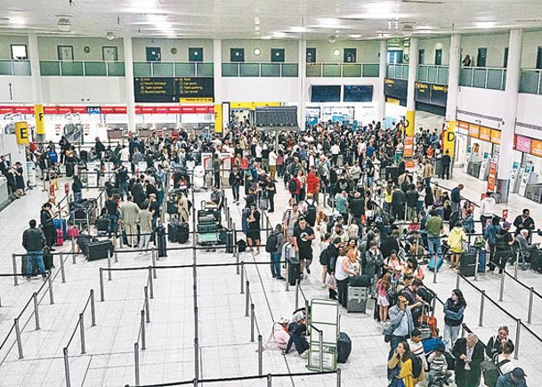 大批旅客滯留倫敦吉域機場。（Getty Images圖片）