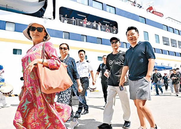 中國遊客乘郵輪抵達濟州。