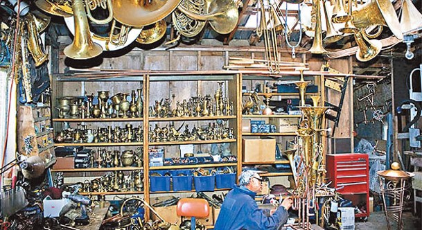 沃克鍾情於改造銅管樂器。
