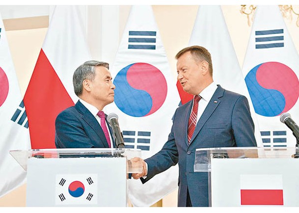 李鐘燮（左）與布瓦什查克（右）討論擴大國防、軍工合作。