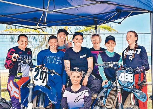 珀維斯（前）組織多名女性參加電單車比賽。