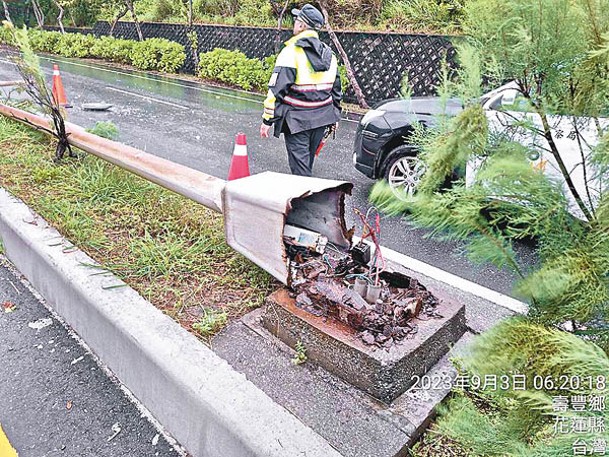 路燈在颱風吹襲中損毀，警方設置器材提醒駕車人士。