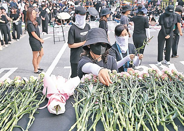 首爾追悼活動有人獻花。（Getty Images圖片）