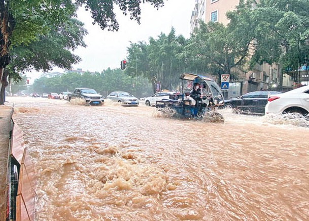 海葵席捲福建廣東  消防車遇洪水   2死1失蹤