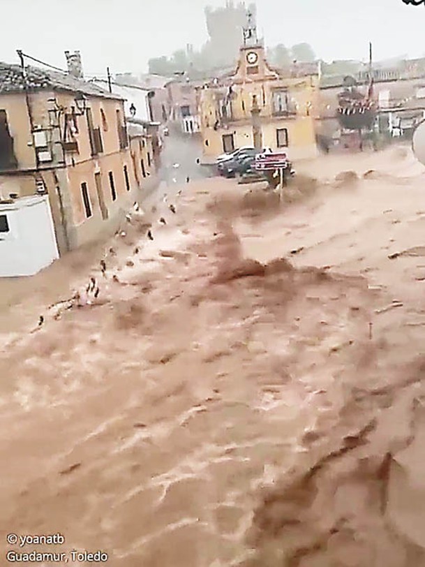 洪水淹沒道路。