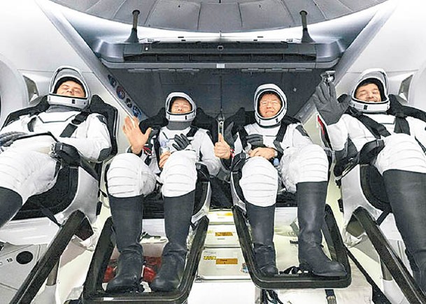 SpaceX載4名太空人返地球