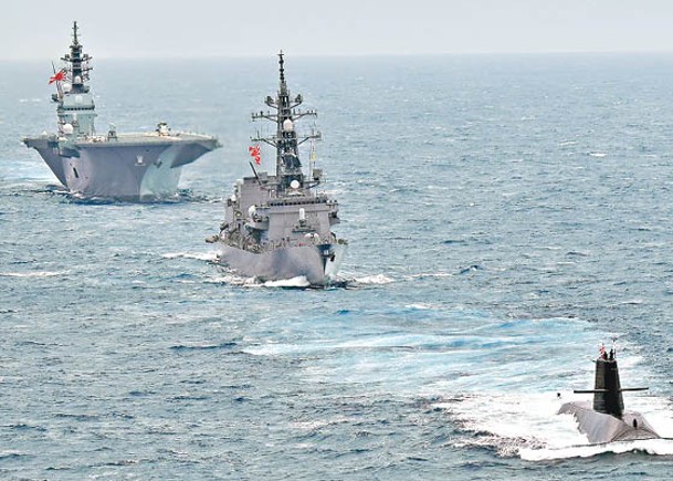 日本出雲號（左起）、五月雨號、常規動力攻擊潛艇在南海編隊航行。