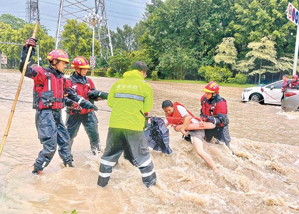 漳州消防員協助受困者離開。