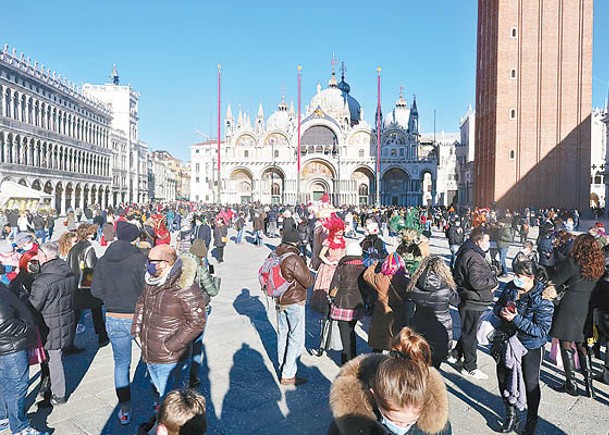 威尼斯單日遊客數量比起當地人還要多。（Getty Images圖片）