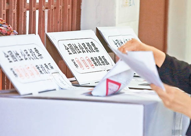 台灣民眾在九合一選舉投票。（中時電子報圖片）