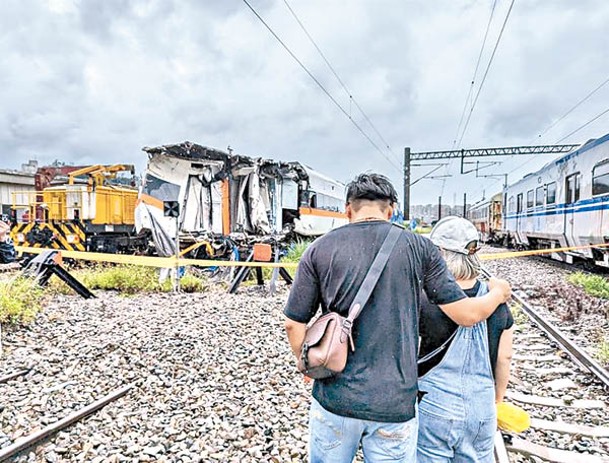 事故生還者與家人看着太魯閣號列車殘骸時百感交集。