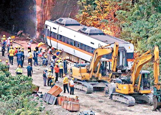 涉事太魯閣號列車嚴重損毀。（中時電子報圖片）