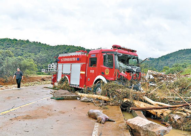 消防車救援途中被洪水沖走。（中新社圖片）