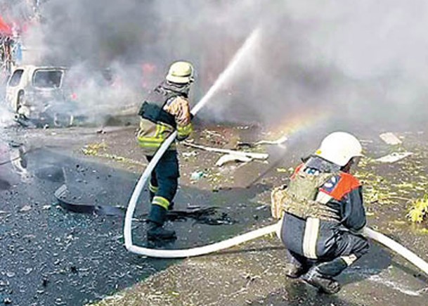 康斯坦丁諾夫卡的消防員射水撲滅火勢。