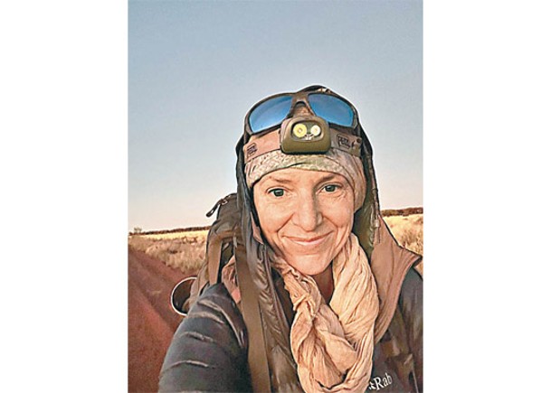 瑞士女  澳洲沙漠探險  享受融入自然