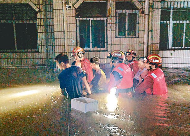 深圳市龍崗區救援人員救出被困民眾。（中新社圖片）