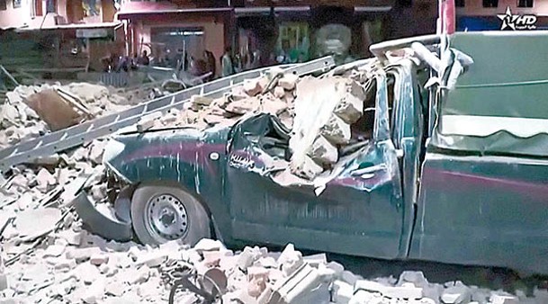 馬拉喀什一輛汽車被大量瓦礫擊及壓毀。