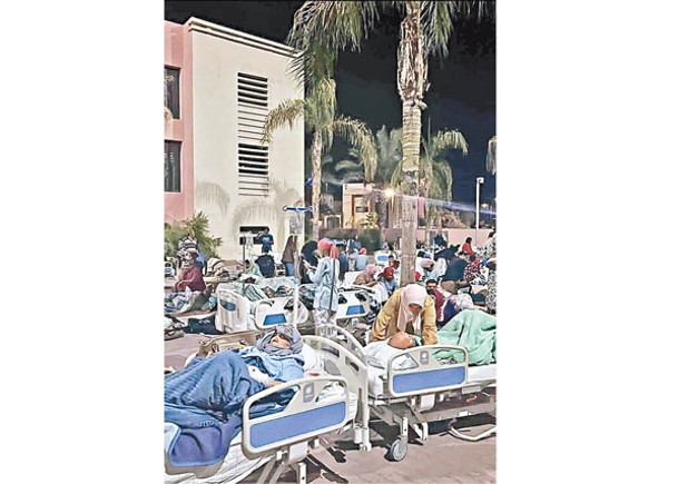馬拉喀什受傷民眾在室外地方接受治療。