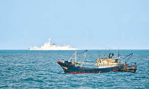 加拿大皇家海軍護衞艦渥太華號拍到解放軍驅逐艦南京號（左）在附近跟監。