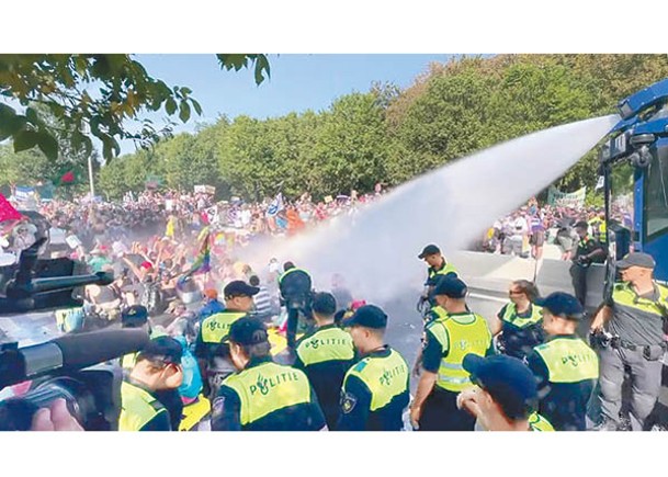 荷蘭警方出動水炮車驅散示威者。