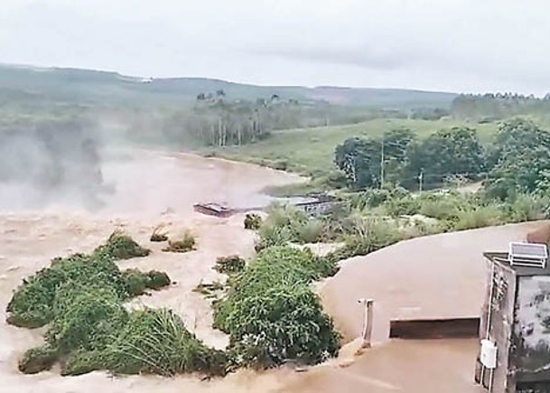 湛江暴雨  教育局宣布停課