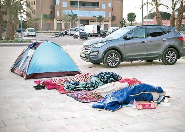 馬拉喀什民眾擔心餘震，在街頭露宿。（Getty Images圖片）