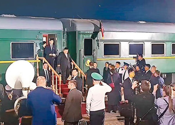 金正恩（步落樓梯）在專用列車抵達俄羅斯後現身。
