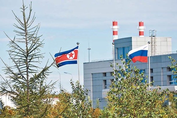東方航天發射場懸掛北韓（左）及俄羅斯（右）國旗。