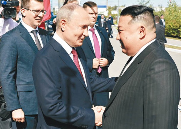 普京（左）與金正恩（右）會面時握手。