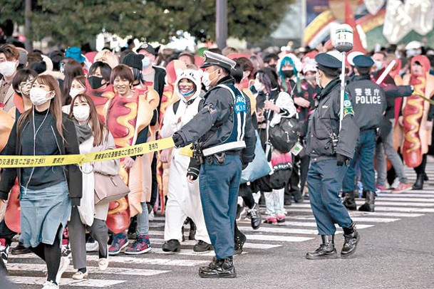 警察在涉谷維持秩序。（Getty Images圖片）
