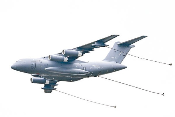 解放軍運油20空中加油機（圖）與殲16戰機展開海上方向空中加油訓練。