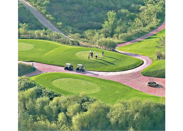 高爾夫球場位於榆林市森林公園。