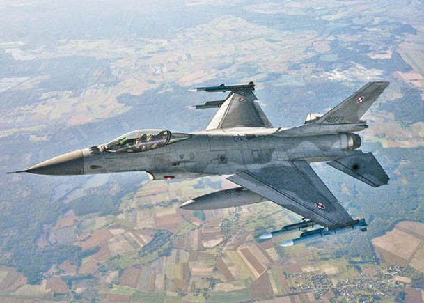 烏克蘭空軍機師接受F16戰機操作訓練。