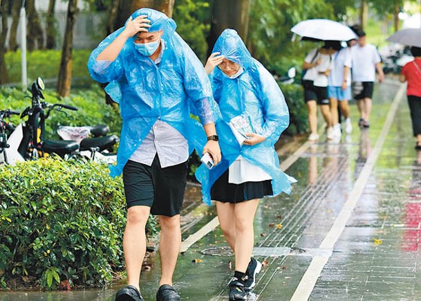 深圳市居民冒雨出行。（中新社圖片）