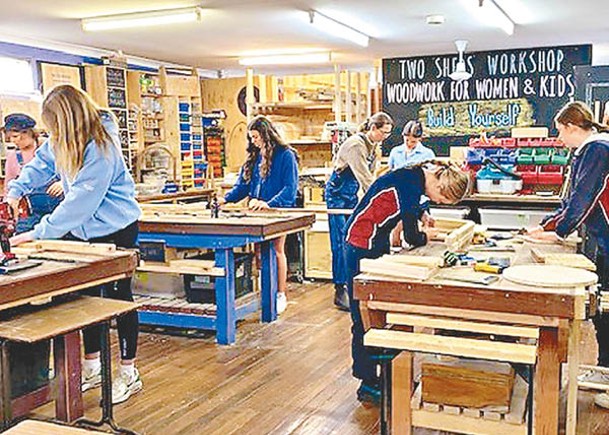 女學生到工作室學習木工技能。