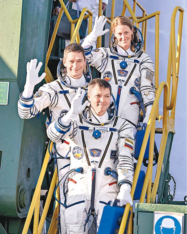 科諾年科（前）、丘布（中）、奧哈拉（後）前往國際太空站。