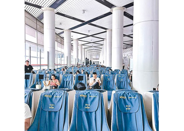 大批按摩椅放在登機口旁。