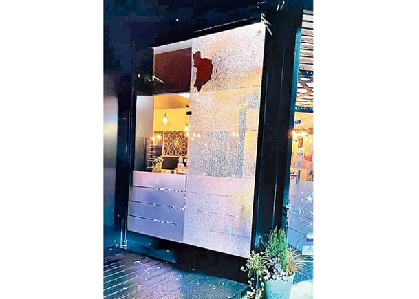 案中餐廳玻璃被子彈擊碎，未釀成任何人命傷亡。