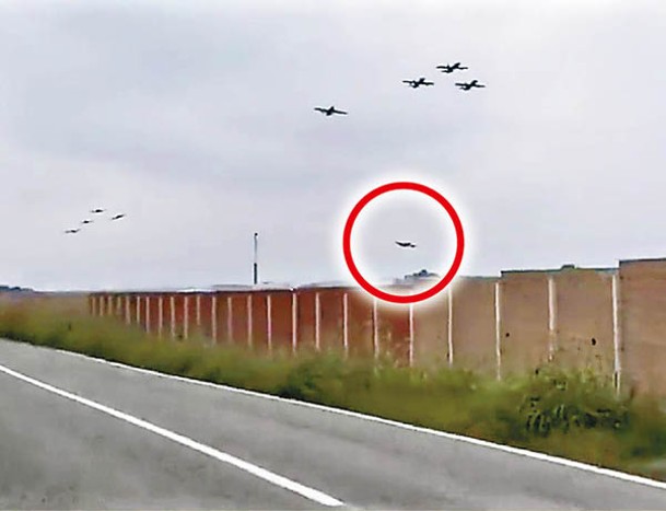調查指可能一群雀鳥撞向表演機，造成引擎故障（紅圈示）。